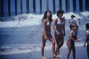 1982 beach scene candid pretty girl in bikini Original SLIDE Hl16 - Picture 1 of 1