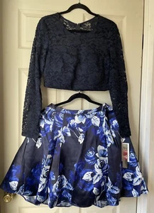 NUEVO CON ETIQUETAS $89 Conjunto Corazones Lentejuelas Mujer Azul Marino Encaje Floral Manga Larga Juniors Talla 15 - Imagen 1 de 11