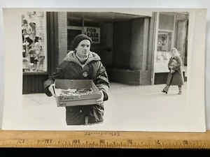 1X Vintage Classic Original 5X8 Photo Photograph Providence RI street Peddler - Picture 1 of 3