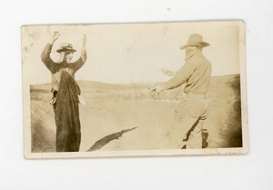Verspielter Bandit Stickup Mann mit Handpistole Vintage Schnappschuss Fund Western Foto. - Bild 1 von 3