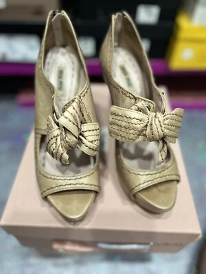 Туфли на шпильке Miu Miu 38 размер США 8 коричневые желтовато-коричневые кожа бант платформа с открытым носком на молнии - Изображение 1 из 4