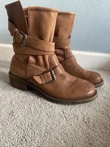 Lucky Brand Motorrad Leder Stiefel Schnalle Seitenschlitz Öffnung zum Überziehen Größe 8 M - Bild 1 von 11