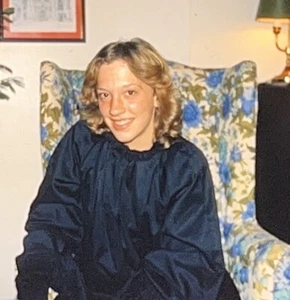 De colección 35 mm Foto Deslizante Bonita Joven Adolescente Niña Suéter Azul 1981 - Imagen 1 de 2