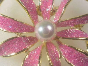 ** VINTAGE DESIGNER SIGNED SANDSTONE FINISH FAUX PEARL PIN BROOCH #843/13 - Picture 1 of 4