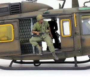 (Pre-Order) US Soldier UH-1 Huey Jumper in Vietnam war 1:35 Pro Built Model #3 - Picture 1 of 4