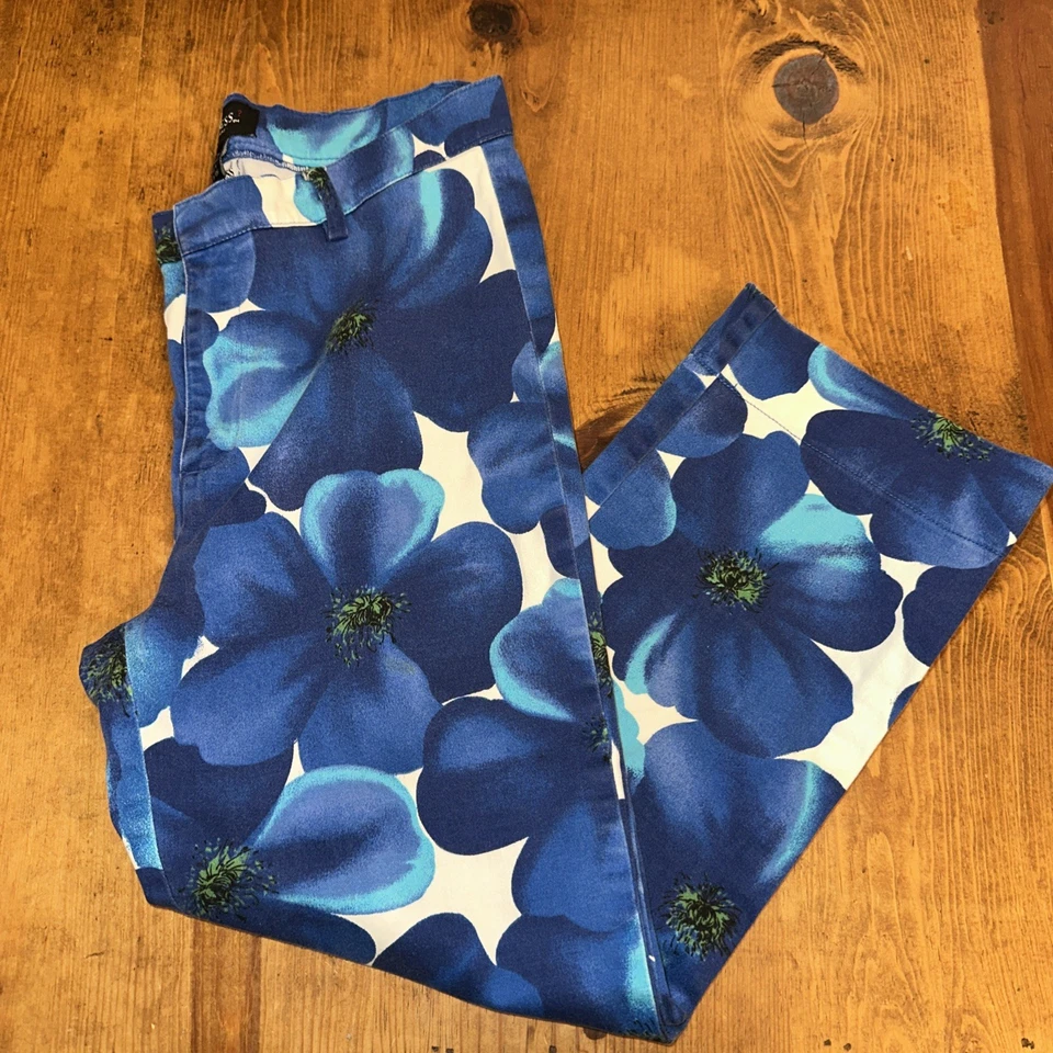 Pantalones capri de mezclilla elásticos con estampado floral azul Guess Jeans de colección de EE. UU. Foto 1 de 4