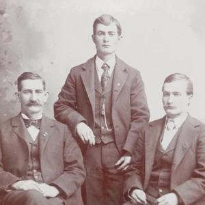 Antigua tarjeta de gabinete foto hombres guapos bigote North Bend Nebraska Armstead - Imagen 1 de 5