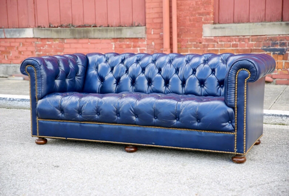 Sofá Chesterfield Vintage Cuero Azul Madera Moño Pies LoeBlein Bros EE. UU. Foto 1 de 4
