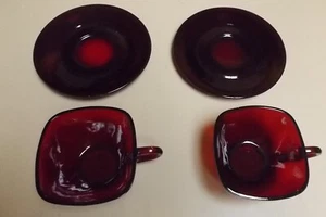 LOTE DE 2 JUEGOS DE TAZAS Y PLATILLOS DE CAFÉ DE VIDRIO DE DEPRESIÓN ROJO RUBÍ REAL VINTAGE - Imagen 1 de 4