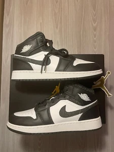 *New* [sz.6.5Y GS / 8 Wmns] Nike Air Jordan 1 Mid SE Panda Elephant FB9909-001 - Picture 1 of 8