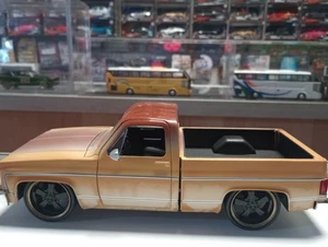 JADA JUST TRUCKS SCALA 1/24 '85 CHEVY SILVERADO CON RUOTE PERSONALIZZATE (NUOVO SENZA SCATOLA) - Foto 1 di 12