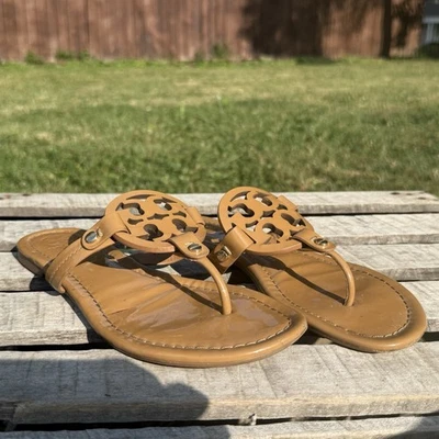 Sandalia Tory Burch Miller Cuero Tostado/Arena/Marrón Talla 8.5 Tanga Chanclas Diseñador Foto 1 de 4