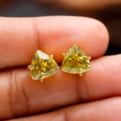 Подарок на день рождения серьги-гвоздики из чистого серебра с натуральным лимонным кварцем и золотым наполнителем триллионами - Изображение 1 из 4