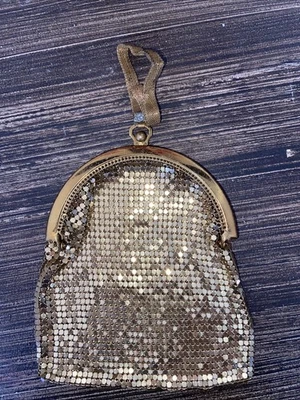 Bolso de Noche Whiting & Davis Malla Dorada Cierre de Beso Correa de Muñeca Muñequera Foto 1 de 4