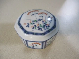 Octagon lidded oriental hand painted porcelain trinket box signed on bottom - Picture 1 of 9