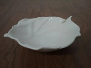 Vintage weißer Keramik Schmuck Schmuck Halter in Form eines Blattes - Bild 1 von 4