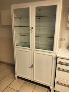 Alter Medizin Schrank aus Metall - Bild 1 von 8