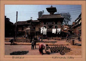 NEPAL Postkarte Postcard Kathmandu Valley BHAKTAPUR Einheimische Native Scene - Picture 1 of 2