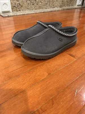 UGG Tasman 麂皮绒男式拖鞋灰色 — 第 1/4 张图片