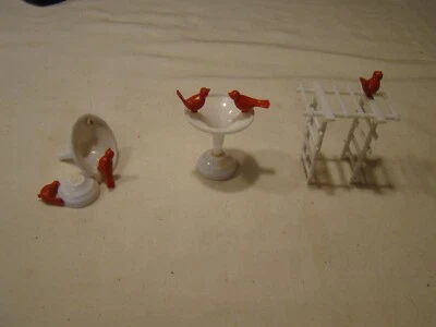 Винтажный Plasticville птица сидит на беседке шпалера и птичья ванна с красными птицами редкая - Изображение 1 из 4