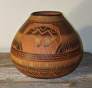 Navajo Etched Pottery Vase Signed A. Joe Dine , Bear Fetish, clay, terracotta - Picture 1 of 5