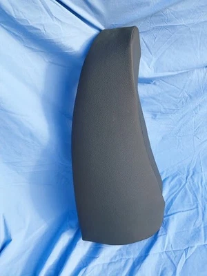 Черная оригинальная отделка валика боковой панели заднего правого пассажирского сиденья BMW 328i 2006-2011 годов выпуска - Изображение 1 из 4