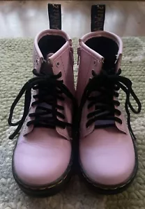 Stivali da bambina Dr Doc Martens Brooklee rosa zip laterale taglia US 10 vernice usati in ottime condizioni! - Foto 1 di 5