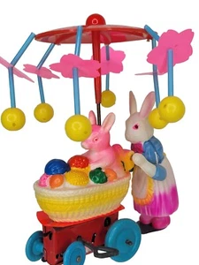 Cochecito vintage de celuloide conejito de pascua mamá y bebé de los años 50 juguete de cuerda de hojalata Japón - Imagen 1 de 11