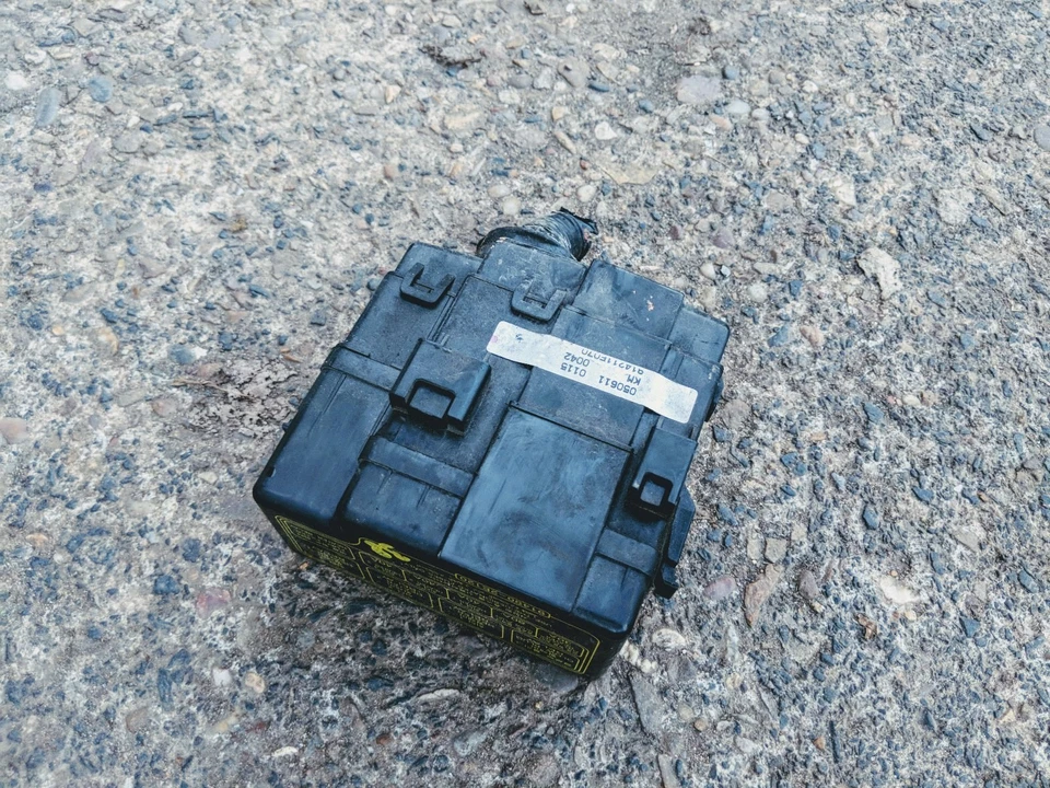 KIA SPORTAGE 2.0 CRDI 2006 SMALL ENGINE BAY FUSE BOX - Image 1 of 1