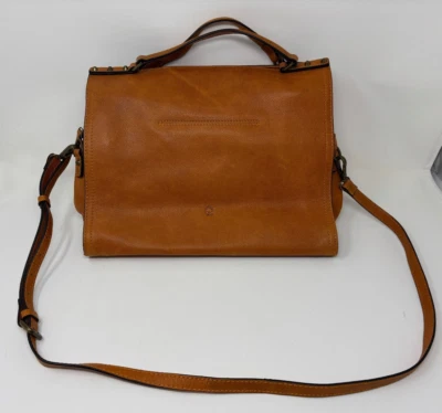 Bolso bandolera de cuero C&C California para mujer color tostado británico Foto 1 de 4