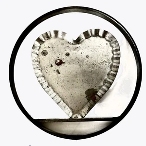 "Adorno de Navidad de hojalata arte de pared con adornos de árbol corazón vintage en banda de alambre de 5""" - Imagen 1 de 3