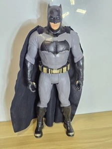 Batman 19" Action Figure 2015 DC Comics Jakks Pacific Posable Con Mantello. - Foto 1 di 10
