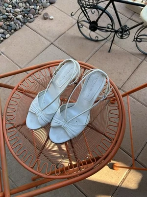 Tacones peep-toe vintage de cuero blanco con tiras talla 6,5 Foto 1 de 4