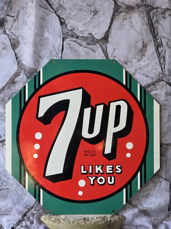 GRAN LETRERO DE PORCELANA PUBLICITARIA VINTAGE PESADO '7UP LIKES YOU' 20" Foto 1 de 4