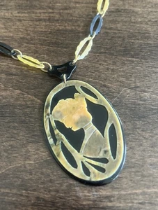 Vintage Unique Bakelite Female Model Silhouette Pendant Scallop Necklace - Picture 1 of 10