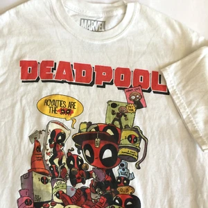 CAMISETA MARVEL DEADPOOL ROYALTIES ARE PARA HOMBRE M BLANCO ROJO LOGO 100% ALGODÓN 38"x27" - Imagen 1 de 9