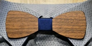 Holzfliege aus Walnussholz mit Stoffband blau Fliege aus Holz handgemacht - Bild 1 von 7
