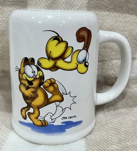 1980 Garfield Kicking Odie “Bottom’s Up!” Mug Jim Davis Enesco Cat Dog Cup - Picture 1 of 4