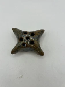 Handgefertigter Blumenfrosch aus Keramik - Bild 1 von 3