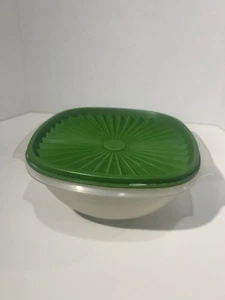 Vintage grüne Tupperware Servierschüssel mit grünem Deckel - Bild 1 von 3