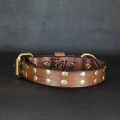 Кожаный ошейник для собаки с заклепками. Ширина 1 дюйм.  Антикварный коричневый - Изображение 1 из 4