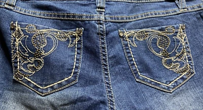 Jeans Denim Recortados Bordados MUDD Capris Talla 3 Azul Oscuro Entrepierna 29 Foto 1 de 4