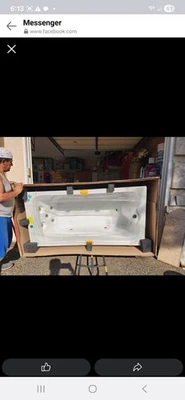 Brand new Watertech jacuzzi. Brand New Watertech Jaccuzi tub 71" x 34 3/4 " Foto 1 de 2