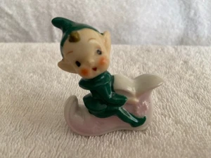 Miniatur Mini grüne Weihnachtselfe Pixie sitzend auf lila Lavendel Schuh Japan - Bild 1 von 7