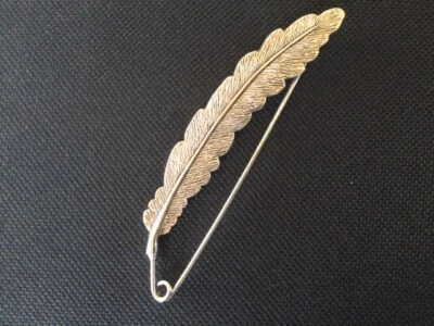 Vintage Style Large 9.1cm Silver Feather Leaf Safety Pin Scarf Shawl Kilt Brooch - Image 1 of 4