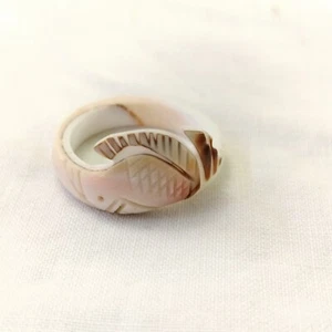 Anillo de concha tallada vintage tallada talla 8 rosa marrón playero - Imagen 1 de 6