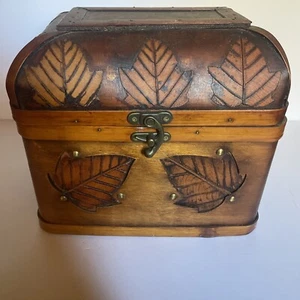 Vintage handgefertigte chinesische mittlere Truhe mit Messingriegel geschnitzt Ahornblatt - Bild 1 von 9