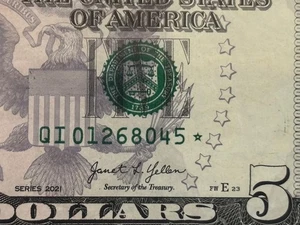 STAR NOTE - 2021 $5 condizioni circolate - QI01268045* (taglia funzionante $3,2M) #1051 - Foto 1 di 3