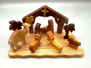Weihnachtskrippe Handarbeit Holz mit Eichensockel & Mischhölzern rustikale Volkskunst - Bild 1 von 9