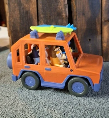 Lote de figuras de acción Moose Toys Bluey Family Cruiser Jeep Set Foto 1 de 4